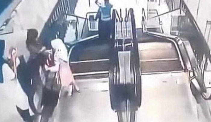 6χρονο κοριτσάκι παρασύρεται σε κυλιόμενες σκάλες, πέφτει στο κενό και βρίσκει τραγικό θάνατο!!! (βίντεο)