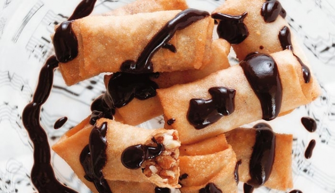 Spring rolls μπακλαβά με sauce σοκολάτας
