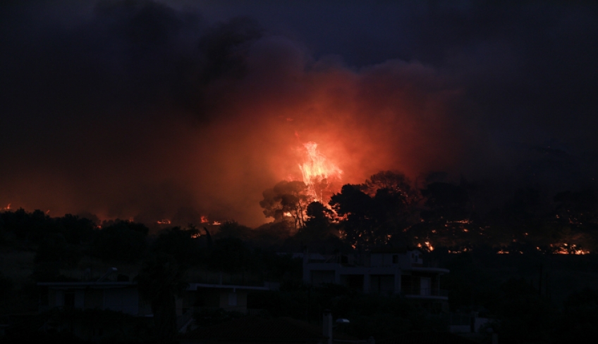Μαίνεται η φωτιά στις Κεχριές Κορινθίας: Δύσκολη νύχτα με αναζωπυρώσεις και διάσπαρτες εστίες (pic)