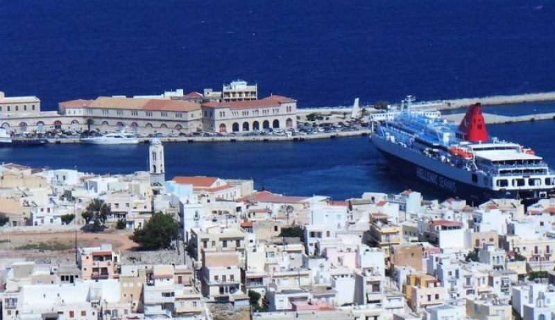 Σύρος: Ο καπετάνιος του «Νήσος Σάμος» βρήκε τη λύση – Οι εικόνες με τη μανούβρα του πλοίου στο λιμάνι [φωτό]