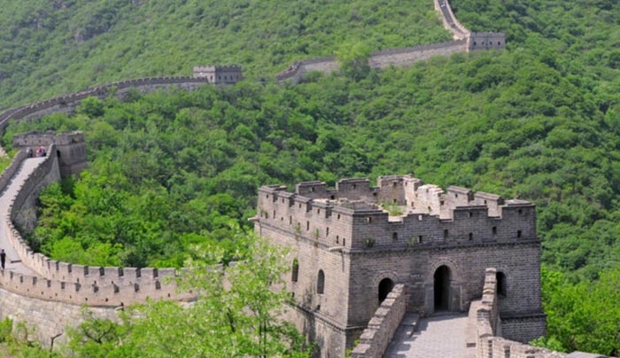 Πρωτοφανές: Οι Κινέζοι έριξαν… τσιμέντο στο Σινικό Τείχος για να το ανακαινίσουν [βίντεο]