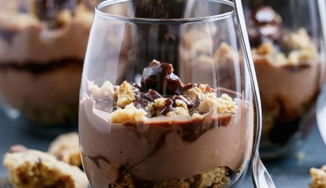 Μίνι σοκολατένια cheesecakes με σως πραλίνας!