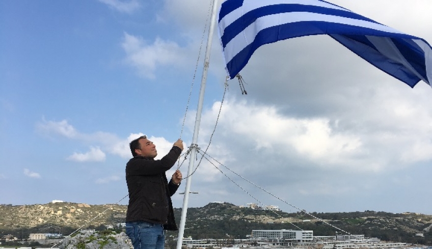 Ανέβηκε σήμερα η ελληνική σημαία Που Σκίστηκε από τον αέρα Στο νησάκι του Αγίου Νικολάου στην Κεφαλο.