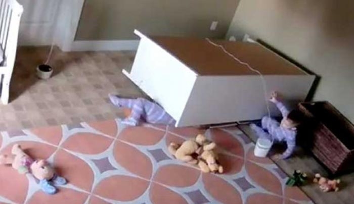 Συρταριέρα καταπλακώνει αγοράκι 2 ετών - Το σώζει ο δίδυμος αδερφός του! [βίντεο]