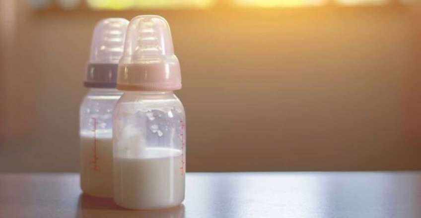 Βρεφıκό γάλα: «Εiδος πολυτελεiας» στην Ελλάδα, «θέλουμε τουλάχıστον 200 εupώ το μήνα»