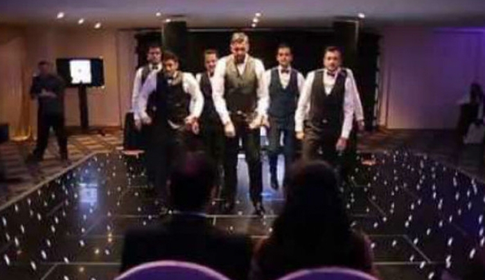 H έκπληξη που ετοίμασαν εφτά αδέλφια στο γάμο της αδελφής τους! (βίντεο)