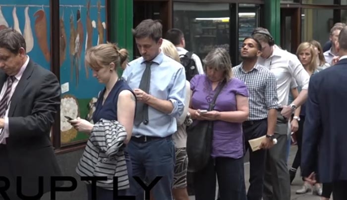 Σκηνές Αθήνας στο Λονδίνο πριν το δημοψήφισμα: Ουρές στα γραφεία ανταλλαγής συναλλαγμάτος