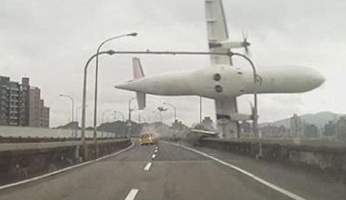 Απίστευτο: Κάμερα κατέγραψε τη στιγμή πτώσης αεροσκάφους σε ποταμό της Ταϊβάν