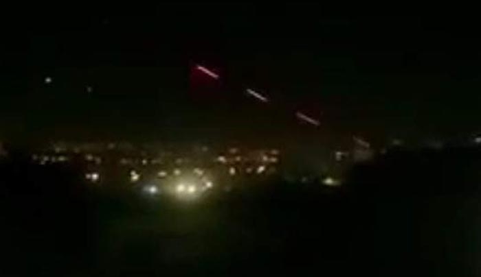 Στρατιωτικό ελικόπτερο ανοίγει πυρ κατά διαδηλωτών