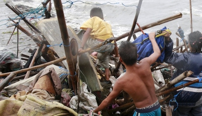 Τυφώνας σαρώνει τις Φιλιππίνες-10.000 εκτοπισμένοι
