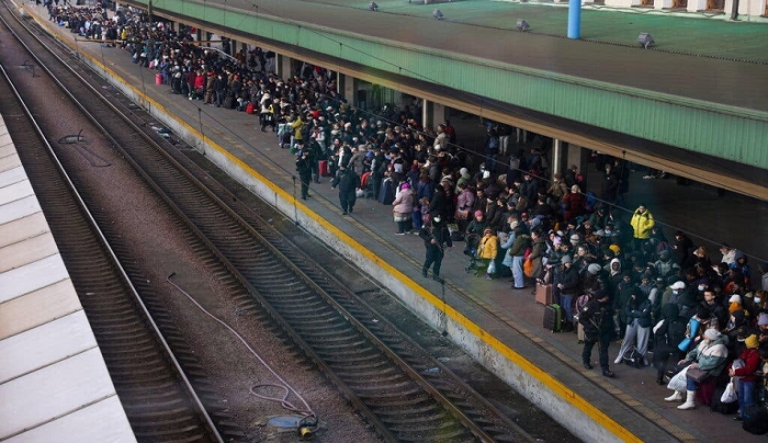 Χιλιάδες Ουκρανοί εγκαταλείπουν το Κίεβο: “Ποδοπατιούνται” για να μπουν στα τρένα