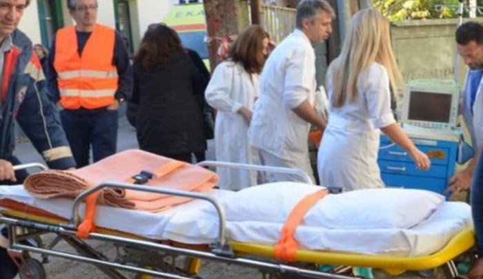 Απίστευτο: Μετέφεραν ασθενή πάνω σε παντζούρι στη Ρόδο [εικόνα]