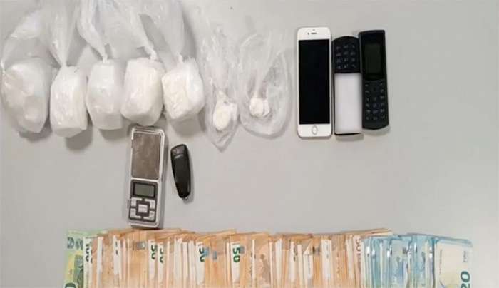 Κάτω από πέτρες έκρυβαν πάνω από μισό κιλό κοκαΐνης στη Λάρισα