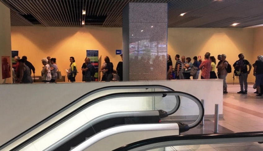 Εικόνες ντροπής στο αεροδρόμιο της Ρόδου (φωτό)