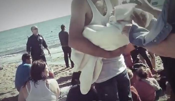 Δεκάδες μετανάστες αποβιβάζονται σε παραλία της πόλεως Ρόδου αυτή την ώρα [βίντεο]