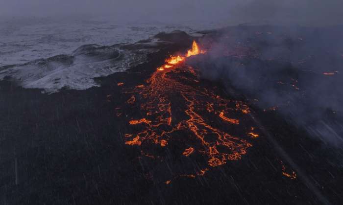 Έκρηξη ηφαιστείου στην Ισλανδία: «Φοβόμαστε πως το Γκρίνταβικ θα εξαφανιστεί από τον χάρτη»