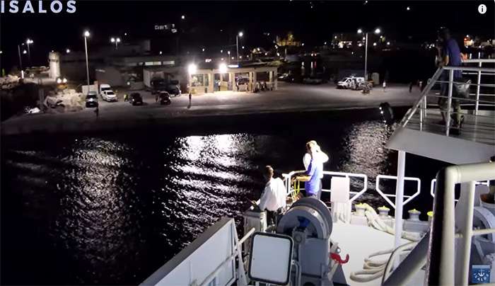 Λέρος: Νυχτερινό ρεμέτζο 3 λεπτών του “Παναγία Σκιαδενή” (Fast docking at Leros island)