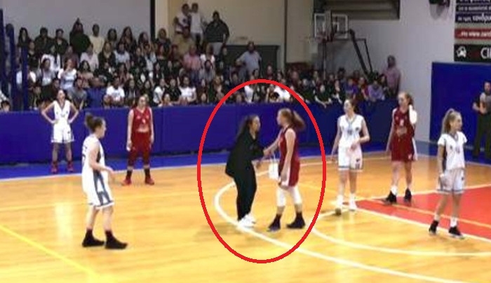 Αθάνατη Ελληνίδα μάνα εισβάλλει στο γήπεδο και τα βάζει με αθλήτρια που έκανε φάουλ [βίντεο]