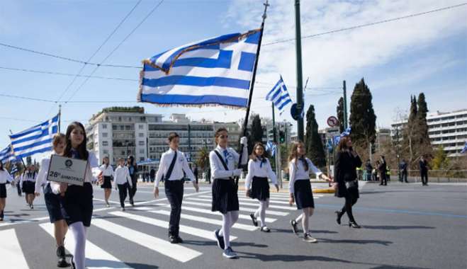 Από την μαθητική παρέλαση στην πλατεία Συντάγματος  INTIME NEWS