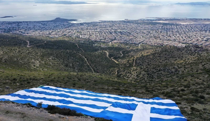 Σημαία 4.000 τ.μ. τοποθέτησε στο πιο ψηλό σημείο του Υμηττού ο Δήμος Γλυφάδας [εικόνες]
