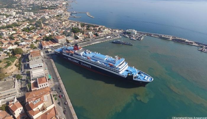 Χίος: Η μανούβρα του πλοίου ''Νήσος Ρόδος'' στο λιμάνι (Βίντεο)!