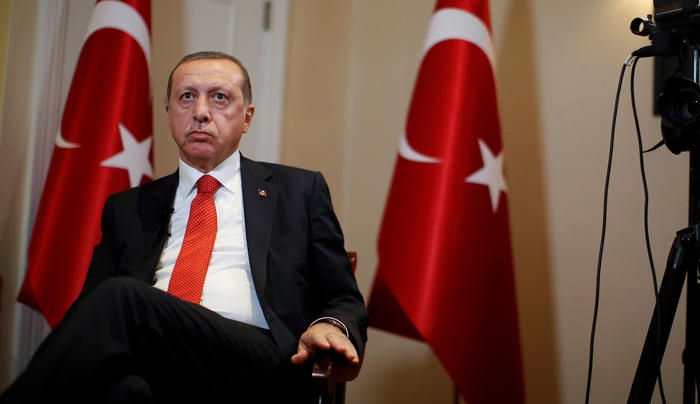 Bloomberg: Μόνο με "κωλοτούμπες" μπορεί ο Ερντογάν να σώσει την οικονομία