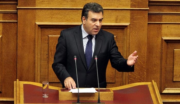 Μ. Κόσνολας: Η κυβέρνηση προσποιείται ότι κυβερνά. Αγοράζει χρόνο και στέλνει το λογαριασμό να πληρωθεί από τους πολίτες
