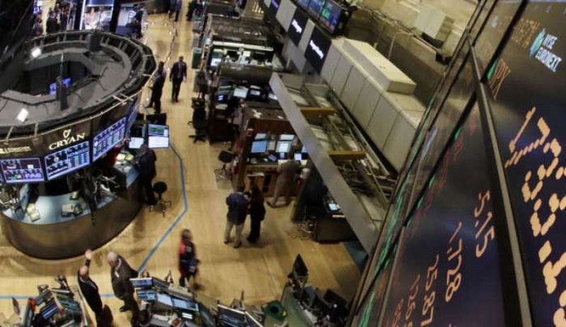 Το μίνι κραχ στη Wall Street «φρενάρει» την έξοδο στις αγορές