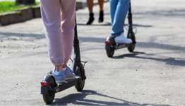 Αυστηροποιούνται οι κανόνες για τα ηλεκτρικά πατίνια – τι αλλάζει και γιατί η ασφάλιση μπαίνει πλέον στη συζήτηση
