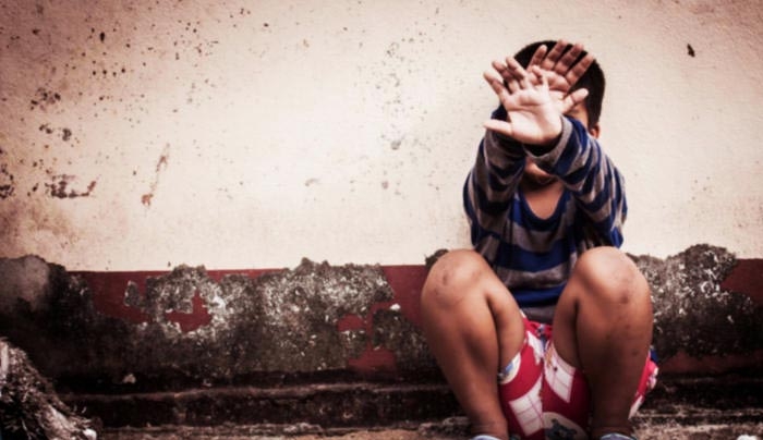Θηριωδία γονιών σε 3χρονο αγοράκι στη Νεμέα: δεμένο το έκαιγαν με τσιγάρα