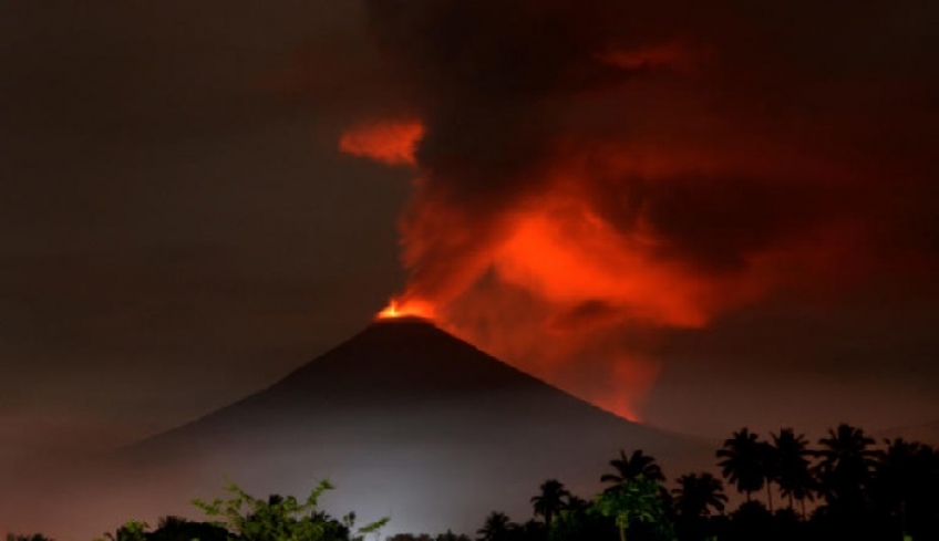 Ινδονησία: Έκρηξη ηφαιστείου και τσουνάμι! 62 νεκροί και 584 τραυματίες – video
