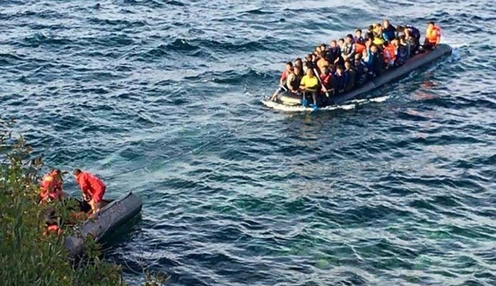 Αγνωστοι κουκουλοφόροι επιτέθηκαν σε 4 φουσκωτές βάρκες με πρόσφυγες