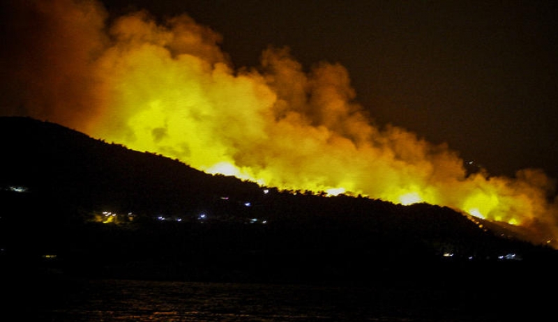 Σε εξέλιξη μεγάλη πυρκαγιά στη Σάμο - ολονύχτια μάχη με τις φλόγες