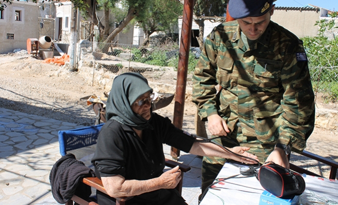 Ιατρική εξέταση των κατοίκων της Ψερίμου, από ομάδα ιατρών του 80 ΤΥΕΘ