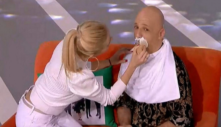 Νίκος Μουτσινάς: Μέχρι και... μουστάκι τον έβαλαν να ξυρίσει -On air! [βίντεο]