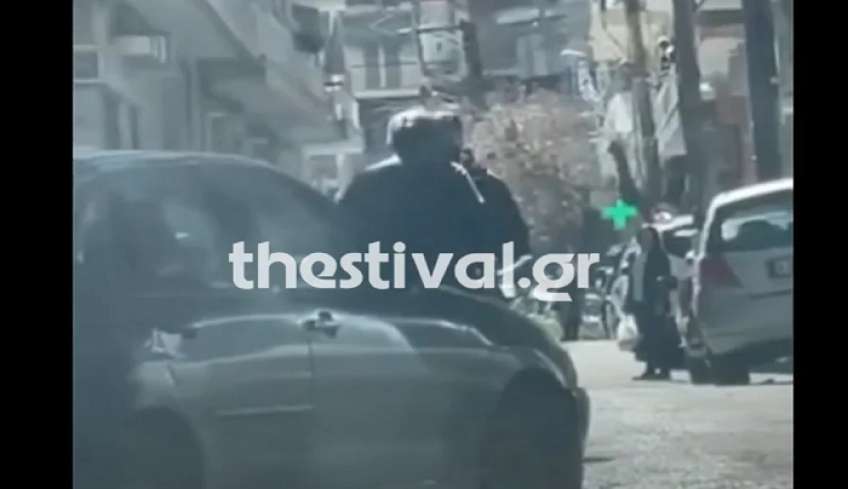 Θεσσαλονίκη: Σκηνές από ταινία τρόμου στη μέση του δρόμου, πήγε να επιτεθεί σε άντρα με τσεκούρι (βίντεο)