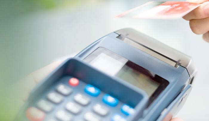 Πρόστιμο 1.000 ευρώ στις επιχειρήσεις που δεν ενημερώνουν για την αποδοχή πληρωμών με κάρτα