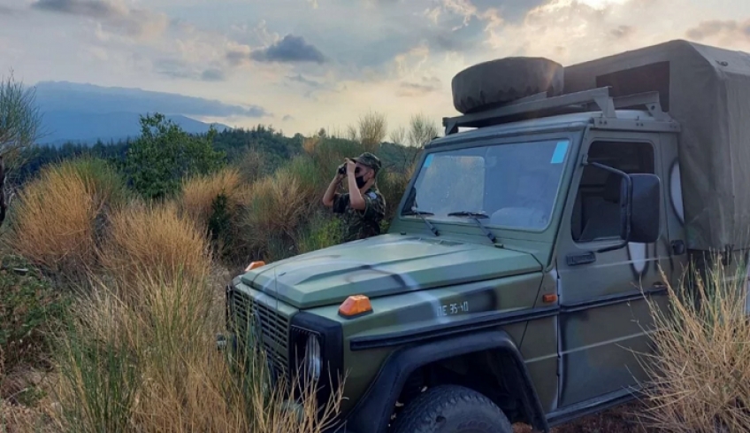 Στρατός και αστυνομία «χτενίζουν» δάση και βουνά σε όλη την Ελλάδα: Εναέριες περιπολίες με πυροσβεστικά αεροσκάφη