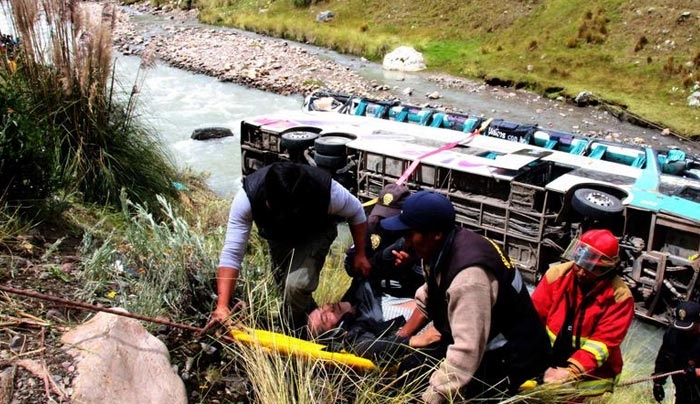 Περού: Τουλάχιστον 23 νεκροί από πτώση λεωφορείου σε ποτάμι