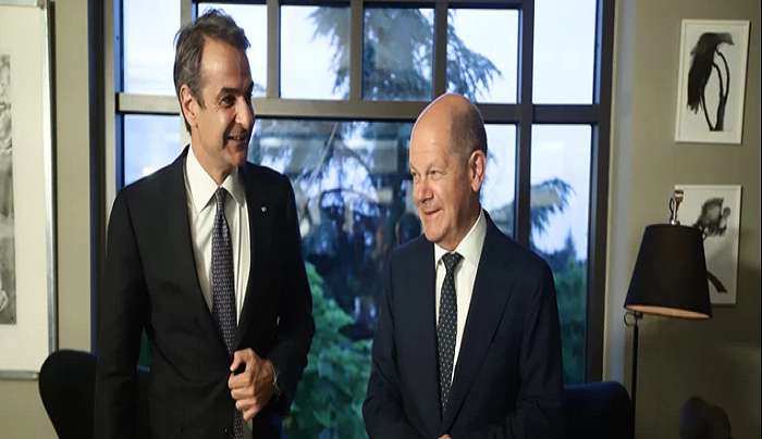 Το παρασκήνιο της επίσκεψης Σoλτς – Τι συζήτησε ο πρωθυπουργός με τον Γερμανό Καγκελάριο – Νέα μηνύματα προς την Άγκυρα