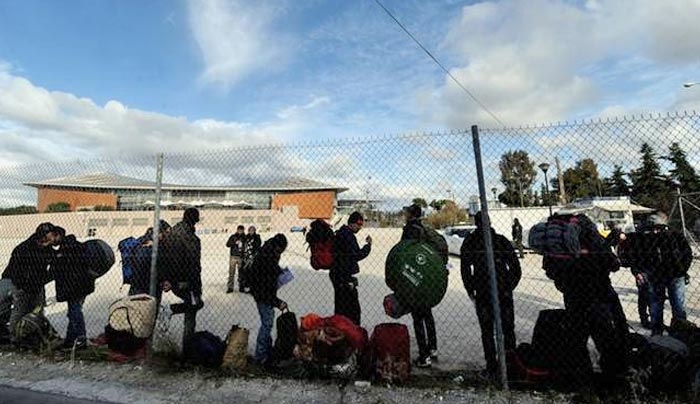 ΑΛΑΛΟΥΜ: Σέρνουν πρόσφυγες και μετανάστες από το ένα γήπεδο στο άλλο χωρίς κανένα σχέδιο!