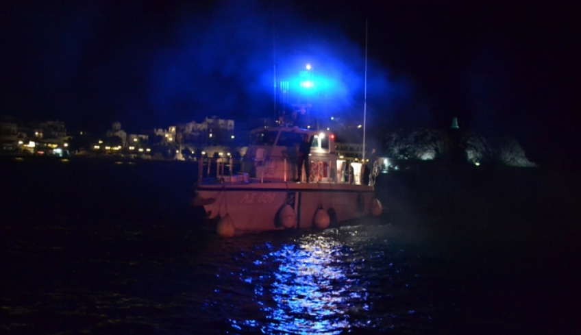Θρίλερ στην Κυλλήνη: Λιμενικοί σώζουν γυναίκα από ΙΧ που πέφτει στη θάλασσα από πλοίο