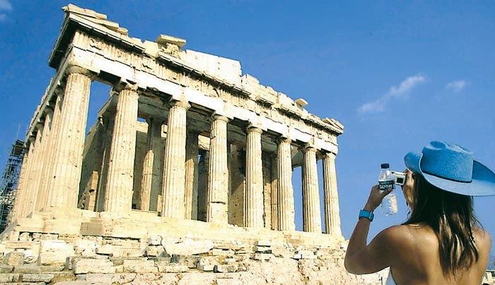 Λιγότερες αφίξεις τουριστών, μικρότερα έσοδα