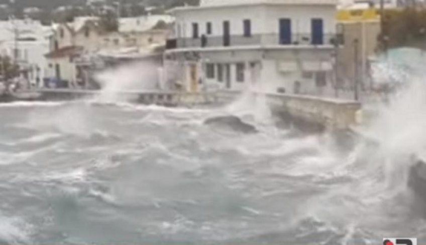 Πάρος: Πελώρια κύματα “κατάπιαν” παραλίες σε Παροικιά και Νάουσα! video