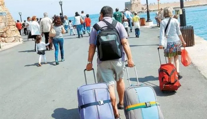Αύξησαν τα χρήματα που διαθέτουν κατά τη διαμονή τους οι τουρίστες