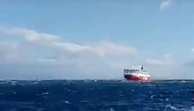 Εντυπωσιακή μανούβρα του Fast Ferries Andros στη Ραφήνα [βίντεο]