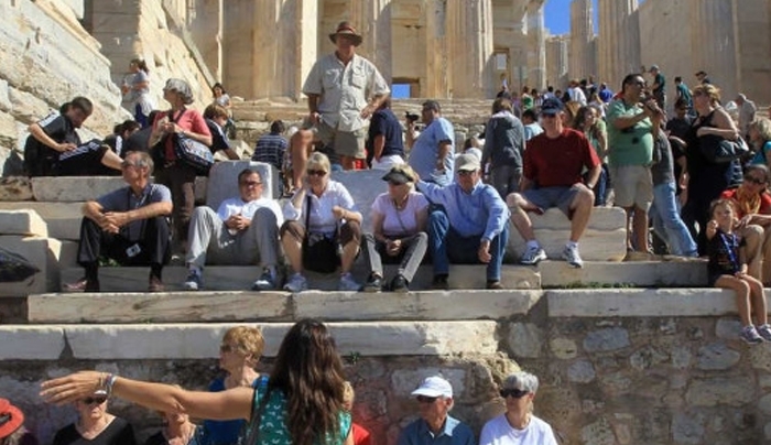 Τουρισμός: Γιατί γεμίσαμε τουρίστες, αλλά όχι έσοδα