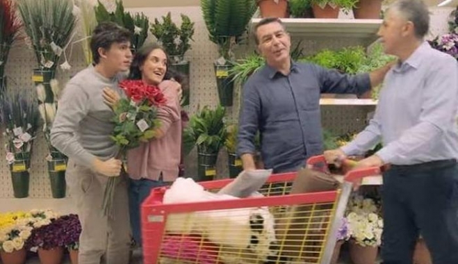 Πατέρας 4 παιδιών «τσακίζει» τα Jumbo και τη διαφήμιση με το ζευγάρι ομοφυλόφιλων