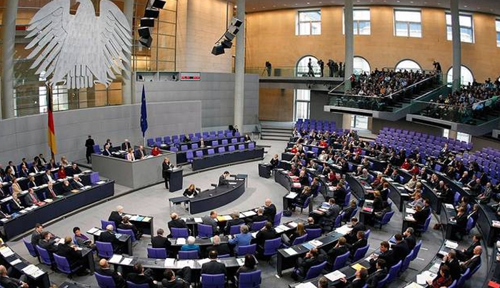 Η Μπούντεσταγκ εξουσιοδότησε τη γερμανική κυβέρνηση να ξεκινήσει τις διαπραγματεύσεις για την Ελλάδα