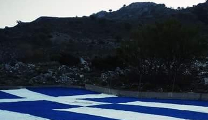 Ζωγράφισαν πελώρια ελληνική σημαία στα Σφακιά – Είναι πάνω από 600 τμ!